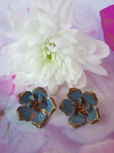 Charger l&#39;image dans la galerie, Boucles d&#39;oreille anciennes Kitty - Fleurs bleues. A clip
