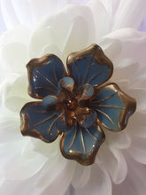 Charger l&#39;image dans la galerie, Boucles d&#39;oreille anciennes Kitty - Fleurs bleues. A clip
