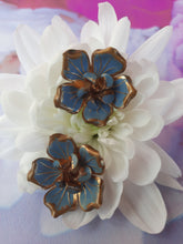 Charger l&#39;image dans la galerie, Boucles d&#39;oreille anciennes Kitty - Fleurs bleues. A clip
