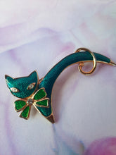 Charger l&#39;image dans la galerie, Broche ancienne Dinah - Chat vert émaillé et strass.
