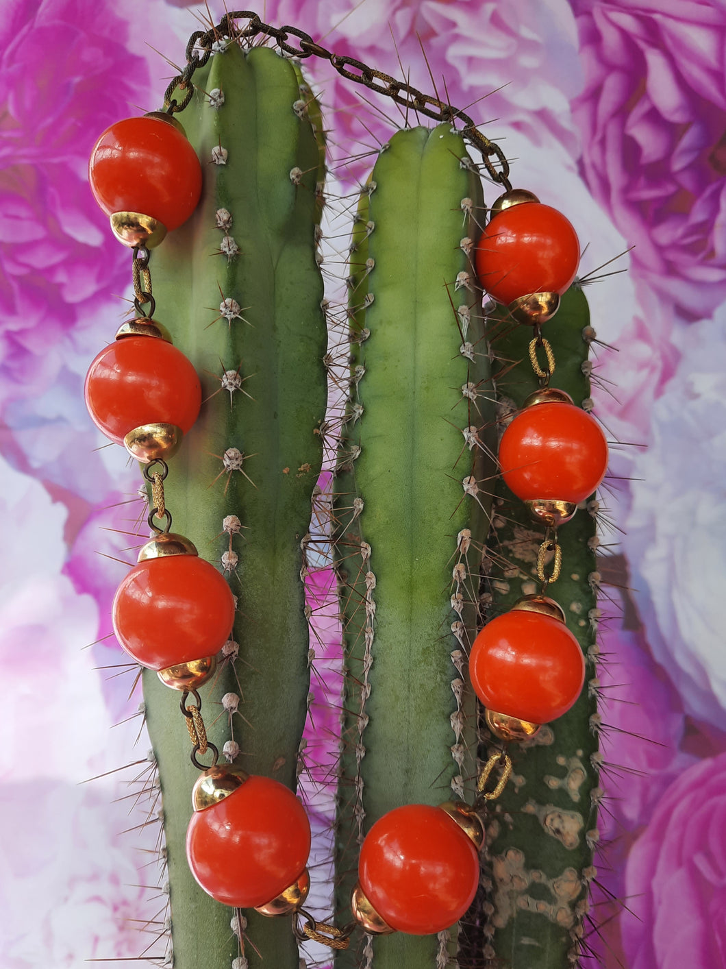 Collier ancien Yzma - Grosses boules oranges et maille dorée.