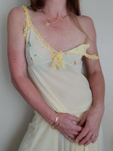 Charger l&#39;image dans la galerie, Nuisette vintage Leslee - En voile jaune, broderies florales. Taille S, 36, 38.
