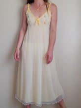 Charger l&#39;image dans la galerie, Nuisette vintage Leslee - En voile jaune, broderies florales. Taille S, 36, 38.
