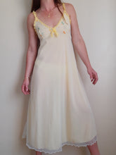 Charger l&#39;image dans la galerie, Nuisette vintage Leslee - En voile jaune, broderies florales. Taille S, 36, 38.
