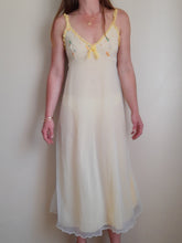 Charger l&#39;image dans la galerie, Nuisette vintage Leslee - En voile jaune, broderies florales. Taille S, 36, 38.
