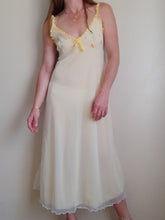 Charger l&#39;image dans la galerie, Nuisette vintage Leslee - En voile jaune, broderies florales. Taille S, 36, 38.
