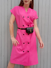 Charger l&#39;image dans la galerie, Robe vintage Gabrielle - Rose flashy. Double boutonnage. Taille XL  42, 44.
