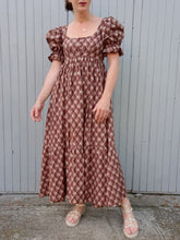 Charger l&#39;image dans la galerie, Robe longue vintage April - Manches à volants. Imprimé floral marron et beige. Taille XS, 34, 36.
