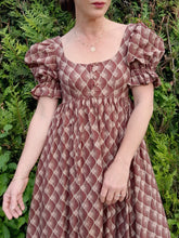 Charger l&#39;image dans la galerie, Robe longue vintage April - Manches à volants. Imprimé floral marron et beige. Taille XS, 34, 36.
