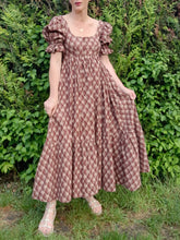 Charger l&#39;image dans la galerie, Robe longue vintage April - Manches à volants. Imprimé floral marron et beige. Taille XS, 34, 36.
