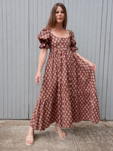 Charger l&#39;image dans la galerie, Robe longue vintage April - Manches à volants. Imprimé floral marron et beige. Taille XS, 34, 36.
