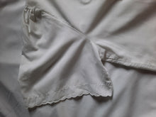 Charger l&#39;image dans la galerie, Chemise de nuit vintage - Plastron brodé et dentelle. Taille L, 40, 42.
