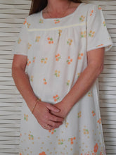 Charger l&#39;image dans la galerie, Chemise de nuit vintage - Jaune fleurie. Taille L, 40, 42. Made in France.
