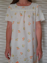 Charger l&#39;image dans la galerie, Chemise de nuit vintage - Jaune fleurie. Taille L, 40, 42. Made in France.
