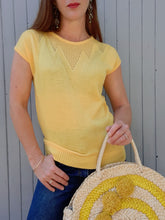 Charger l&#39;image dans la galerie, Pull d&#39;été vintage Marcelle - Maille géométrique jaune. Taille M, 38, 40. Made in France.
