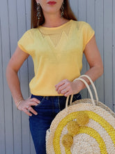 Charger l&#39;image dans la galerie, Pull d&#39;été vintage Marcelle - Maille géométrique jaune. Taille M, 38, 40. Made in France.
