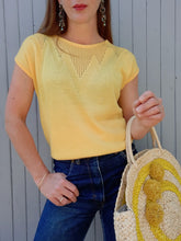 Charger l&#39;image dans la galerie, Pull d&#39;été vintage Marcelle - Maille géométrique jaune. Taille M, 38, 40. Made in France.
