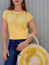 Charger l&#39;image dans la galerie, Pull d&#39;été vintage Marcelle - Maille géométrique jaune. Taille M, 38, 40. Made in France.
