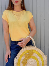 Charger l&#39;image dans la galerie, Pull d&#39;été vintage Marcelle - Maille géométrique jaune. Taille M, 38, 40. Made in France.
