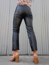 Charger l&#39;image dans la galerie, Pantalon vintage Aude - Cuir d&#39;agneau noir. Taille S, 36, 38.
