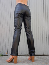 Charger l&#39;image dans la galerie, Pantalon vintage Aude - Cuir d&#39;agneau noir. Taille S, 36, 38.
