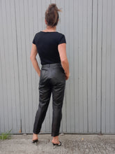 Charger l&#39;image dans la galerie, Pantalon vintage Michèle - Cuir noir. Taille M, 38, 40. Création Estret. Made in France.
