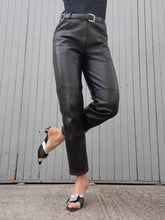 Charger l&#39;image dans la galerie, Pantalon vintage Michèle - Cuir noir. Taille M, 38, 40. Création Estret. Made in France.
