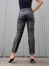 Charger l&#39;image dans la galerie, Pantalon vintage Michèle - Cuir noir. Taille M, 38, 40. Création Estret. Made in France.
