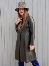 Charger l&#39;image dans la galerie, Trench vintage Sybille - Cuir noir et col Claudine. Taille M, 38, 40. Marc Sylvain.
