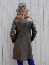 Charger l&#39;image dans la galerie, Trench vintage Sybille - Cuir noir et col Claudine. Taille M, 38, 40. Marc Sylvain.
