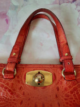 Charger l&#39;image dans la galerie, Sac vintage Éléonore - En cuir souple rouille orangé. Furla.
