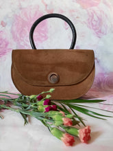 Charger l&#39;image dans la galerie, Sac vintage Lucia - Forme lune en daim et cuir marron.
