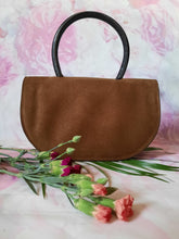 Charger l&#39;image dans la galerie, Sac vintage Lucia - Forme lune en daim et cuir marron.
