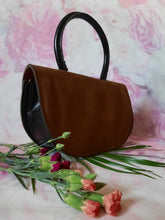 Charger l&#39;image dans la galerie, Sac vintage Lucia - Forme lune en daim et cuir marron.
