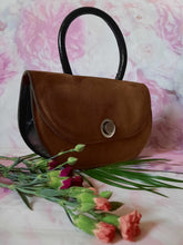 Charger l&#39;image dans la galerie, Sac vintage Lucia - Forme lune en daim et cuir marron.
