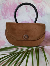 Charger l&#39;image dans la galerie, Sac vintage Lucia - Forme lune en daim et cuir marron.
