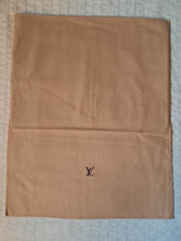 Charger l&#39;image dans la galerie, Dust Bag - Louis Vuitton - Sac a poussière en coton marron clair. 38 x 27 cm. Monogram LV
