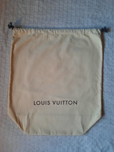 Charger l&#39;image dans la galerie, Dust Bag - Louis Vuitton - Sac à poussière à cordons en coton beige. B072A. L 26 x P 17 x H 51. Made in Italy.
