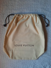 Charger l&#39;image dans la galerie, Dust Bag - Louis Vuitton - Sac à poussière à cordons en coton beige. B072A. L 26 x P 17 x H 51. Made in Italy.
