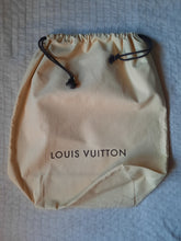 Charger l&#39;image dans la galerie, Dust Bag - Louis Vuitton - Sac à poussière à cordons en coton beige. B072A. L 26 x P 17 x H 51. Made in Italy.
