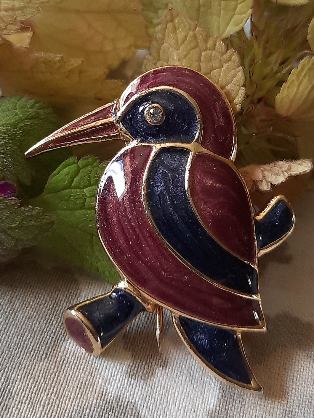 Broche Wanda - Oiseau doré et émaillé. Œil en strass.