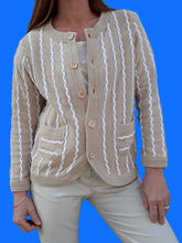 Charger l&#39;image dans la galerie, Cardigan vintage Lola. Torsades beiges et blanches. Taille M, 38, 40. Fabriqué en France
