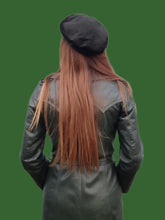 Charger l&#39;image dans la galerie, Chapeau vintage Colette - Béret plat en daim et cuir noir. Nœud et dorure fantaisie.
