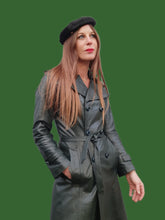 Charger l&#39;image dans la galerie, Chapeau vintage Colette - Béret plat en daim et cuir noir. Nœud et dorure fantaisie.
