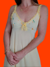 Charger l&#39;image dans la galerie, Nuisette vintage Leslee - En voile jaune, broderies florales. Taille S, 36, 38.
