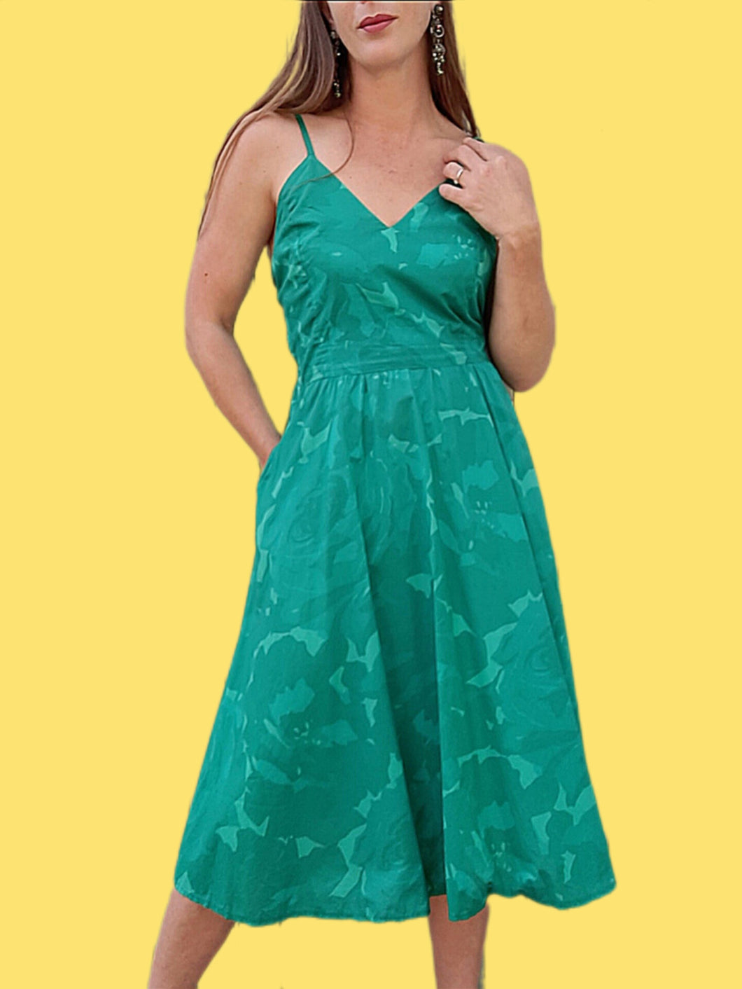 Robe vintage Carlotta - Imprimé floral vert. Dos nu, boutonnée sur l'arrière. Taille M, 38, 40