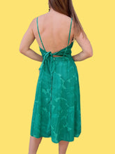 Charger l&#39;image dans la galerie, Robe vintage Carlotta - Imprimé floral vert. Dos nu, boutonnée sur l&#39;arrière. Taille M, 38, 40
