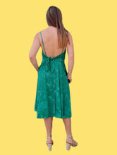 Charger l&#39;image dans la galerie, Robe vintage Carlotta - Imprimé floral vert. Dos nu, boutonnée sur l&#39;arrière. Taille M, 38, 40
