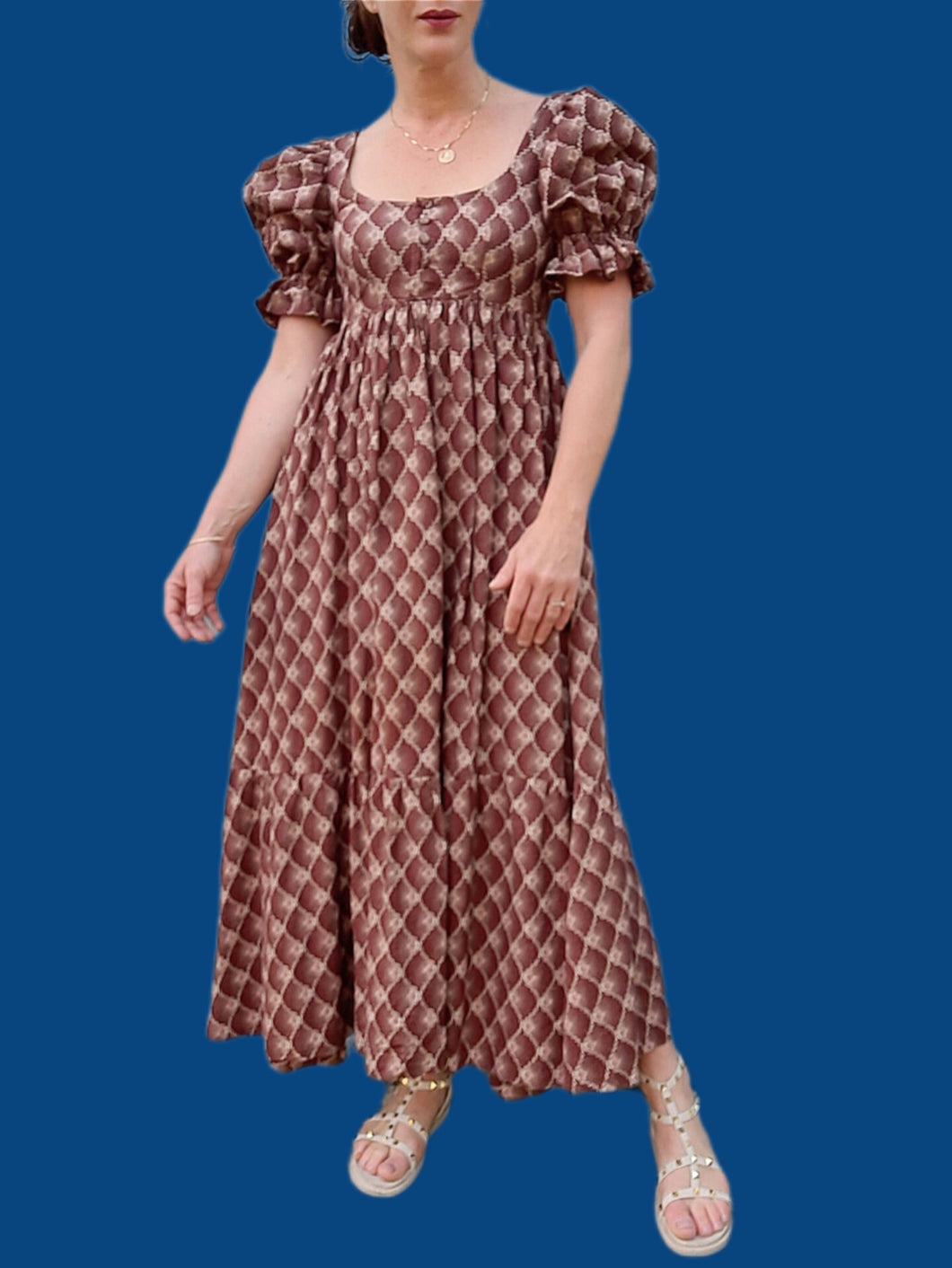 Robe longue vintage April - Manches à volants. Imprimé floral marron et beige. Taille XS, 34, 36.